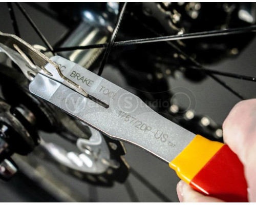 Инструмент Unior Tools Red для выравнивания ротора и развода колодок