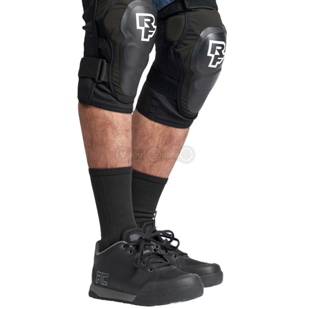 Вело наколенники RACE FACE ROAM KNEE STEALTH размер M