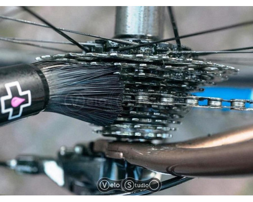 Щётка Muc-Off Drivetrain Detailer Brush для компонентов велосипеда.